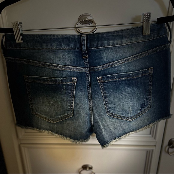 Express Never Worn Low Rise Relaxed Jean shorts size 6 - Picture 4 of 9